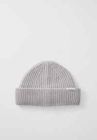 Grijze gebreide beanie met een geribbelde textuur, voorzien van een omgeslagen boord en een klein merklabel aan de zijkant.