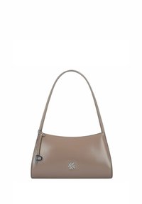 Sac à main en cuir beige avec une forme courbée, une seule bandoulière et un accent de logo argenté. Texture lisse et design minimaliste.
