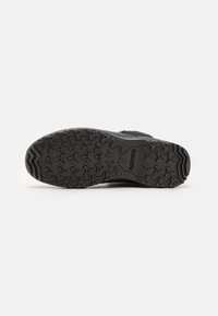 Semelle en caoutchouc avec une surface texturée et à motifs pour une meilleure adhérence. Couleur noire et design à bout rond. Construction durable.