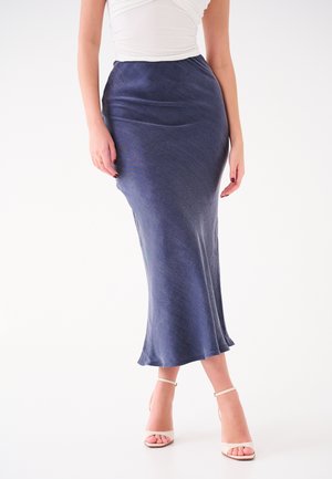 Gonna in satin blu navy con vita alta, design lunghezza pavimento, texture liscia e una leggera lucentezza, rifinita con un leggero svaso all'orlo.