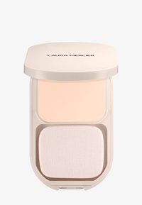 Cipria compatta in un astuccio beige con una finitura liscia. Presenta una sezione superiore di polvere e un morbido pad per l'applicazione in un compartimento separato.