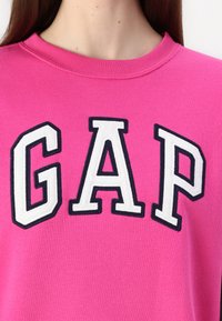 GAP HERITAGE CREW - Sportinis megztinis - super pink neon