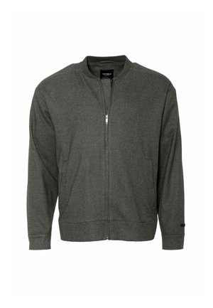 Jachetă de culoare gri închis cu fermoar, guler rotund, mâneci lungi, buzunare laterale și manșete și tiv cu nervuri. Fabricată dintr-un material moale și texturat.