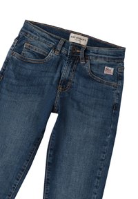 Jeans de mezclilla azul oscuro con un corte regular, que presentan un cierre frontal con botón, cinco bolsillos y una pequeña etiqueta con el logo en el bolsillo delantero.