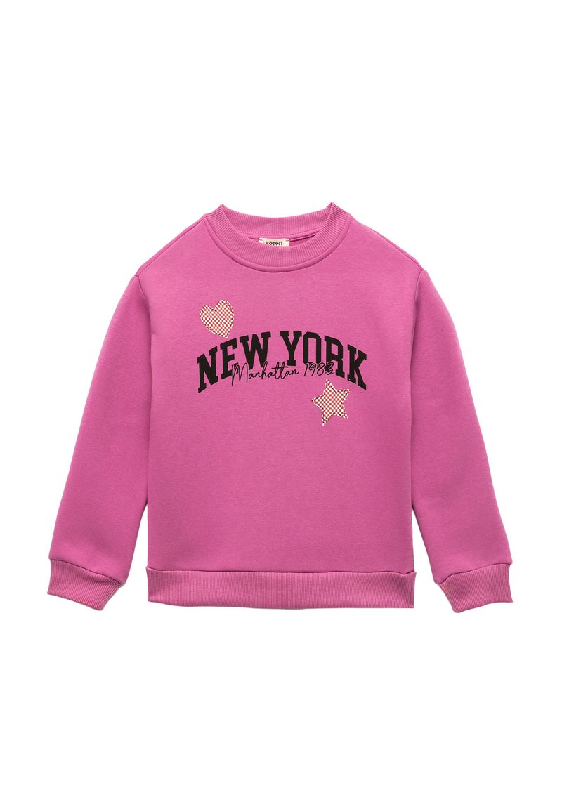 Roze sweatshirt met "NEW YORK" in zwarte tekst met witte accenten en grafische elementen van een hart en ster aan de voorkant. Zachte stof, ronde hals.