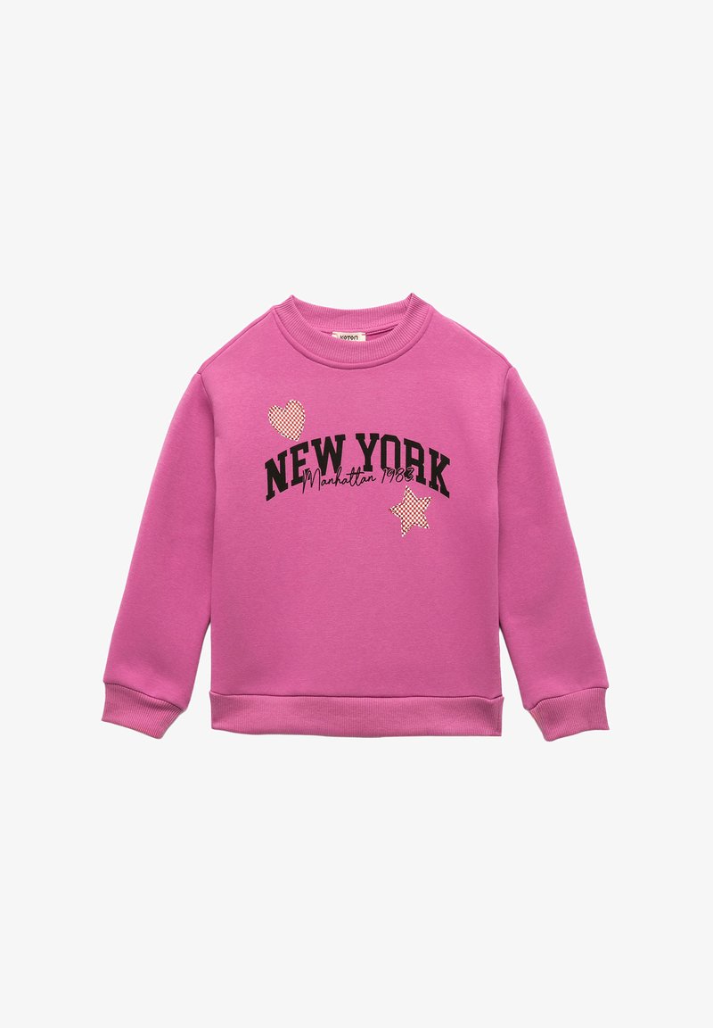 Sudadera rosa con "NEW YORK" en texto negro con destellos blancos y acentos gráficos de un corazón y una estrella en la parte frontal. Tejido suave, cuello redondo.