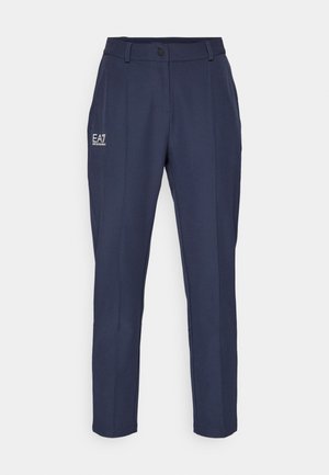 Navyblauwe broek van gladde stof, met een knoopsluiting, zijopeningen en een wit EA7-logo op de linkerheup.