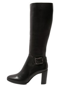 Mustan nahkaisen polvipituisen saappaan, jossa on lohkarekorko ja koristeellinen hopeinen solki sivulla.