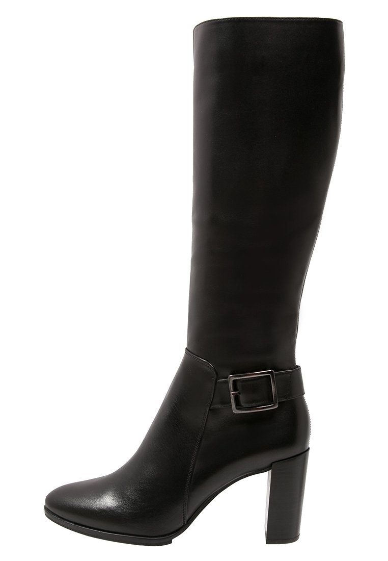 Mustan nahkaisen polvipituisen saappaan, jossa on lohkarekorko ja koristeellinen hopeinen solki sivulla.