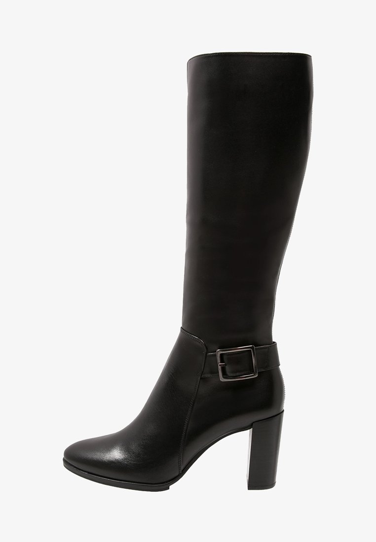 Mustan nahkaisen polvipituisen saappaan, jossa on lohkarekorko ja koristeellinen hopeinen solki sivulla.