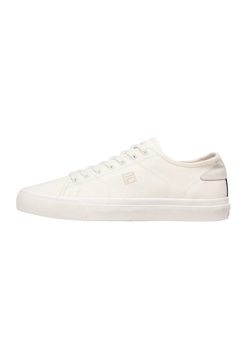 Sneaker basse in tela bianca con suola texture, caratterizzate da un logo discreto sul lato e un accento sul tallone in contrasto. Design con lacci.