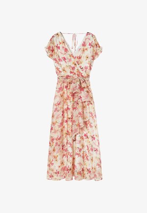 Florales Wickelkleid mit rosa und pfirsichfarbenen Blumen, kurzen Flatterärmeln, V-Ausschnitt und Taillengürtel vor weißem Hintergrund.