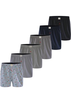 Sei paia di boxer in diversi colori e fantasie: celeste con stampe, grigio a righe, grigio a pois, blu navy scuro e nero. Fasce elastiche in vita.