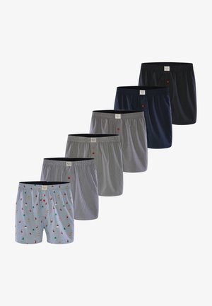 Sei paia di boxer in diversi colori e fantasie: celeste con stampe, grigio a righe, grigio a pois, blu navy scuro e nero. Fasce elastiche in vita.