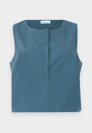 Hoolduseta türkiissinine pluus ümar kaelusega ja neli kangaga kaetud nööpi selle ees keskel.