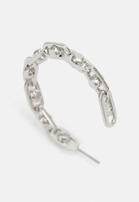 Bracciale in argento con maglie intrecciate e accentuazioni sferiche. Superficie liscia e riflettente con un design minimalista.