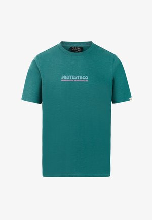Turkoois T-shirt met korte mouwen, gemaakt van zachte stof. Heeft een duidelijk zichtbare tekst "PROTEST&CO" in een contrasterende kleur. Ronde halslijn.