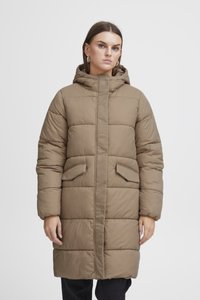 Manteau rembourré marron avec une capuche, présentant des coutures verticales, deux poches avant et une fermeture avant sans zip, fabriqué à partir d'un matériau lisse.