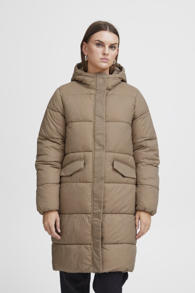 Manteau rembourré marron avec une capuche, présentant des coutures verticales, deux poches avant et une fermeture avant sans zip, fabriqué à partir d'un matériau lisse.
