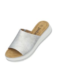 Metaalachtige zilveren slide-sandaal met een brede band, zachte beige binnenzool en witte plateauzool. De textuur lijkt glad met een lichte glans.