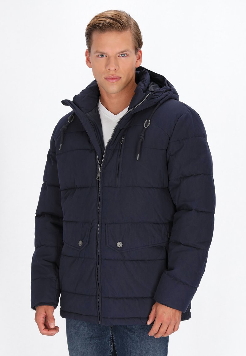 Jachetă puffer navy cu glugă, având închidere cu fermoar și nasturi, multiple buzunare și un design matlasat pentru izolare.
