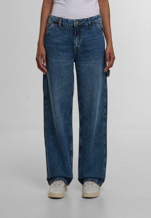 Lichtblauwe wijde jeans van denim, met een hoge taille, contrasterende stiksels en een knoop met ritssluiting. Draag met witte sneakers.