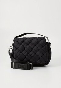 Svart vävd crossbody-väska med vadderad textur, justerbar rem och silverdetaljer. Har en rektangulär form och diskret märkning.