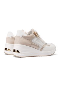 Zapatillas blancas y beige que presentan una combinación de materiales de malla y ante, una suela en cuña, herrajes en tono dorado y un detalle de cierre con cremallera.