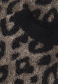 Tessuto a stampa leopardata con una consistenza morbida e pelosa in tonalità marrone e nero, con dettaglio di polsino a coste nero.