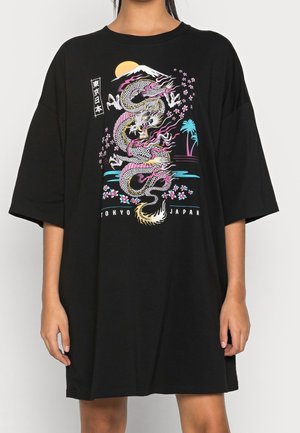 Abito T-shirt nero oversize con drago colorato, fiori di ciliegio, sole, montagna, palme e scritta "Tokyo Japan" davanti.