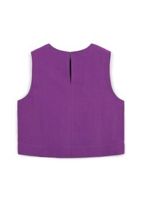 Top senza maniche viola realizzato in tessuto liscio, con uno spacco sul retro e linee di cucitura pulite, con scollo arrotondato e senza chiusure visibili.