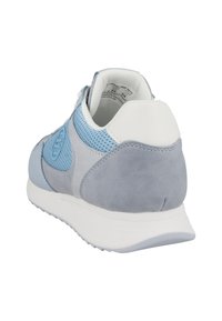 Sneaker blu e grigio con una combinazione di materiali in suede e mesh, punta rotonda, colletto imbottito e suola intermedia bianca.