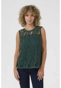 Top sans manches en dentelle verte avec un col et un ourlet festonnés, présentant un motif floral et une accentuelle transparente au niveau des épaules.