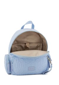 Zaino azzurro chiaro realizzato in materiale testurizzato, dotato di scomparto principale con zip e tasca frontale con dettagli del logo.