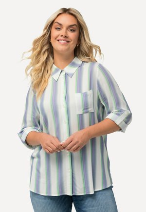 Camisa de botones a rayas en colores claros con tonos verdes, morados y blancos; cuenta con un cuello y un bolsillo en el pecho; mangas largas remangadas.