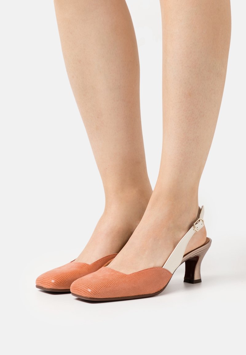 Lodičky na podpatku se slingbackem, s oranžovým strukturovaným svrškem a béžovým páskem na patu, s mandlovou špičkou a zakřiveným dřevěným podpatkem.