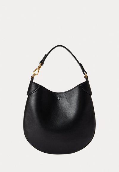 Μαύρη δερμάτινη τσάντα με καμπυλωτή σιλουέτα, κοντή λαβή και χρυσές μεταλλικές λεπτομέρειες. Διαθέτει λεία υφή και δύο διακριτικές πλευρικές πτυχές.