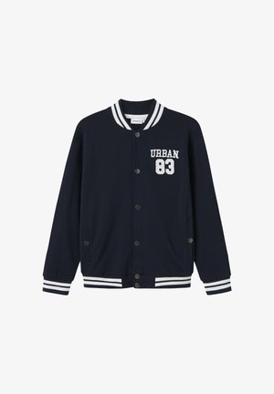 Giubbotto varsity blu navy con collo e polsini a coste bianchi a righe, con la scritta "URBAN 83" e due tasche laterali.