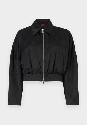 Svart cropped jakke i glänsende stoff med et subtilt preget mønster, med spiss krage, glidelåslukking og elastisk midje.