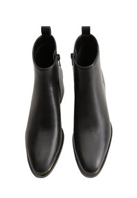 Zwarte leren enkelboots met een puntige neus, een gladde textuur, zijkleppen en een minimalistisch ontwerp. Heeft een slanke, platte zool.