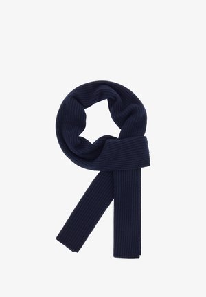 Námořnická modrá žebrovaná šála vyrobená z měkkého materiálu, se zkrouceným designem a volnými konci, které visí dolů, což jí dodává silný a texturovaný vzhled.