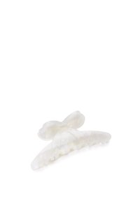 Clip de pelo de plástico transparente en forma de mariposa, con un acabado brillante y múltiples dientes de agarre para un sujeción segura.