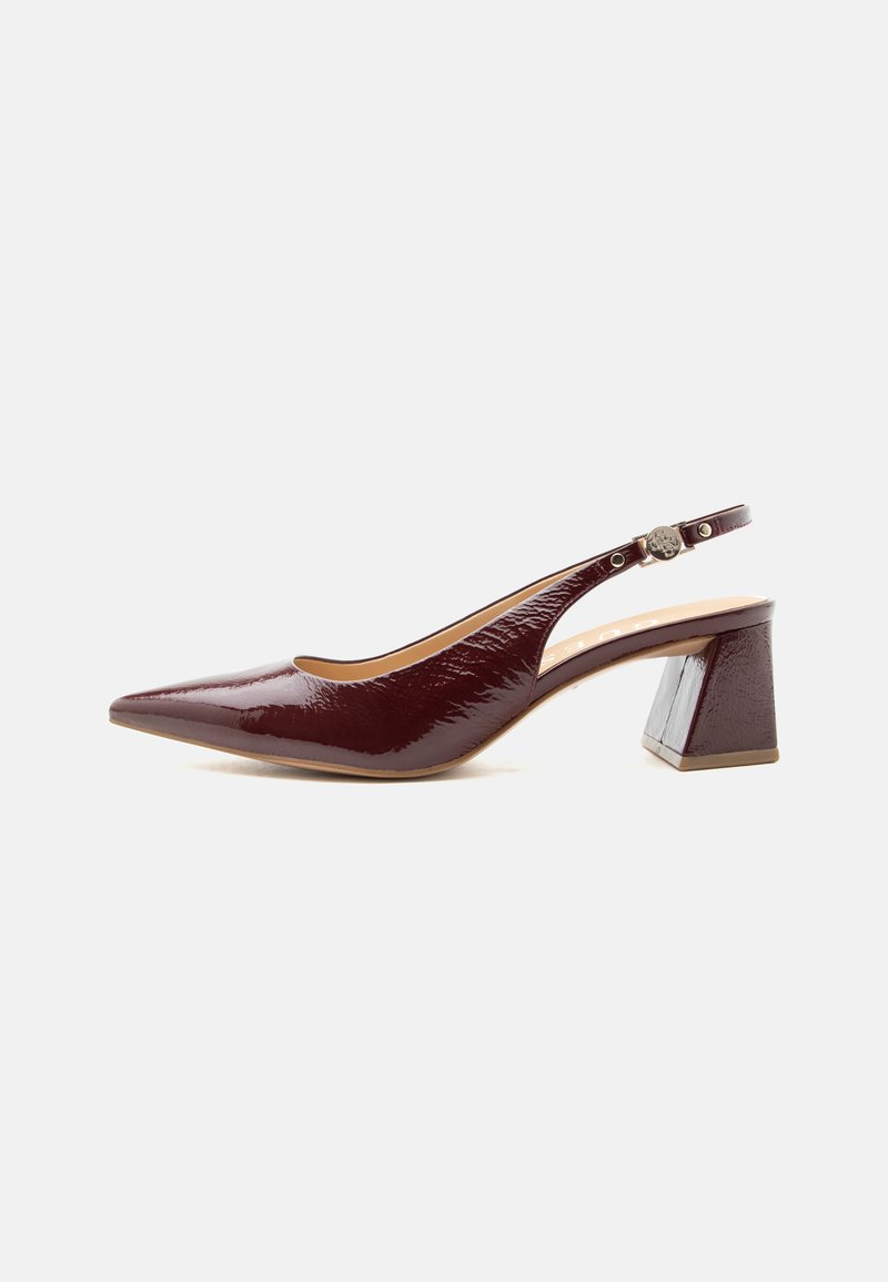 Μπορντό γόβα slingback από δέρμα με βερνίκι, μυτερή μύτη, ρυθμιζόμενο λουράκι και χοντρό τακούνι σε λευκό φόντο.