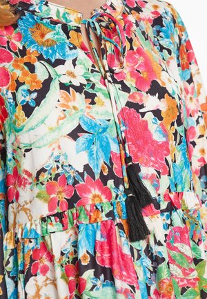 Kjole med blomsterprint i levende farver med bindebånd i halsen med sorte kvaster og detaljeret talje med rynkning.