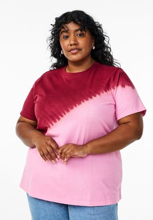 T-shirt a maniche corte con un motivo tie-dye, che passa dal bordeaux al rosa chiaro. Realizzato in morbido cotone; vestibilità rilassata e scollatura rotonda.