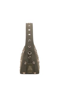 Borsa verde oliva con una forma strutturata, caratterizzata da dettagli a forma di stella in metallo e un'etichetta rimovibile con testo. Tessuto liscio con una tracolla robusta.