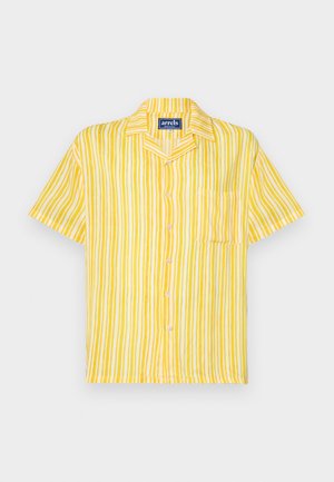 Camisa de botones de manga corta en amarillo con rayas verticales verdes y blancas, bolsillo en el pecho izquierdo, que presenta un diseño de cuello clásico.