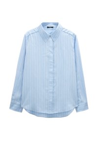 Jasnoniebieska koszula z długim rękawem w pionowe białe i ciemnoniebieskie paski, z wyostrzonym kołnierzykiem i guzikami przy mankietach, na białym tle.
