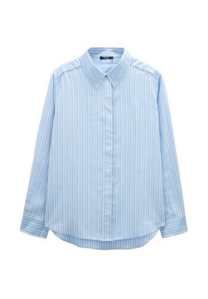 Jasnoniebieska koszula z długim rękawem w pionowe białe i ciemnoniebieskie paski, z wyostrzonym kołnierzykiem i guzikami przy mankietach, na białym tle.