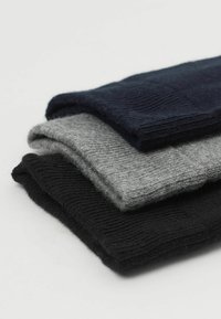 Trzy pary skarpetek w kolorze granatowym, szarym i czarnym. Wykonane z dzianiny, z prążkowaną fakturą i podwiniętymi mankietami.